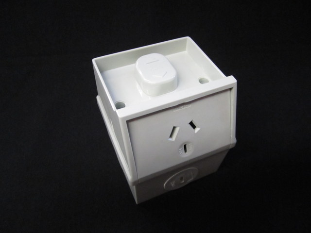 Single weatherproof outlet small base 10A