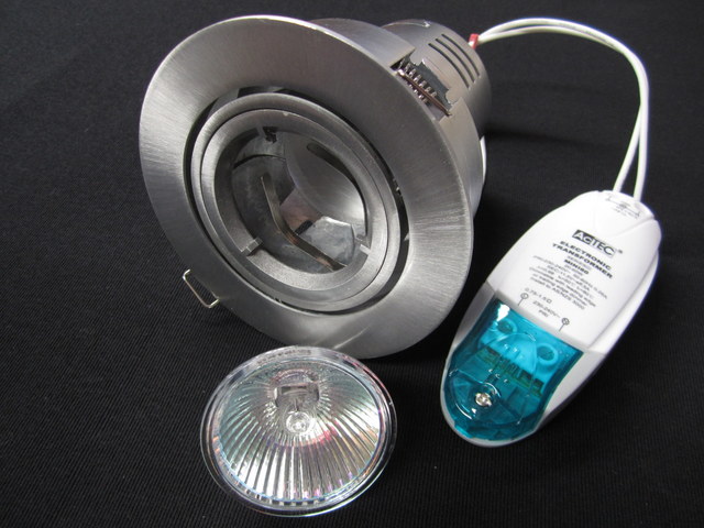 Low voltage lamp holder
